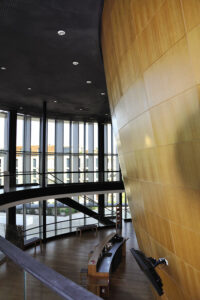 Vue de l’accueil dans le grand hall - Photo © Mahtab Mazlouman