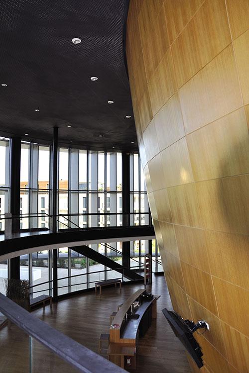 Vue de l’accueil dans le grand hall - Photo © Mahtab Mazlouman