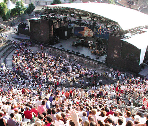 Vue générale de la grande scène en concert - Photo © Renaud Vezin