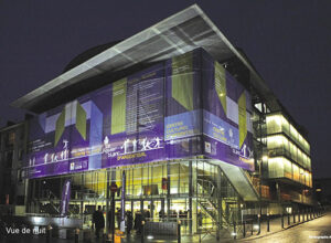 Vue nocturne extérieure du Centre culturel Le Figuier Blanc à Argenteuil - Photo © Anthony Voisin