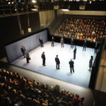 Scénographie bi-frontale pour Stuff Happens, mise en scène B. Freyssinet et W. Nadylam - Photo © C. Ganet