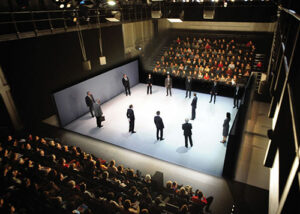Scénographie bi-frontale pour Stuff Happens, mise en scène B. Freyssinet et W. Nadylam - Photo © C. Ganet