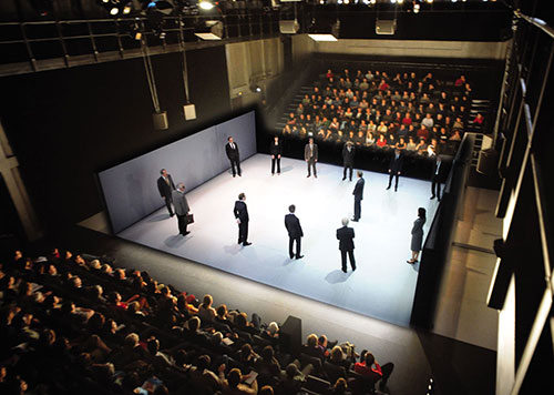 Scénographie bi-frontale pour Stuff Happens, mise en scène B. Freyssinet et W. Nadylam - Photo © C. Ganet