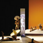 Sombreros, vue générale du spectacle avec projection cadrée de l’image en live sur un élément de décor - Photo © Laurent Philippe