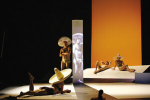 Sombreros, vue générale du spectacle avec projection cadrée de l’image en live sur un élément de décor - Photo © Laurent Philippe