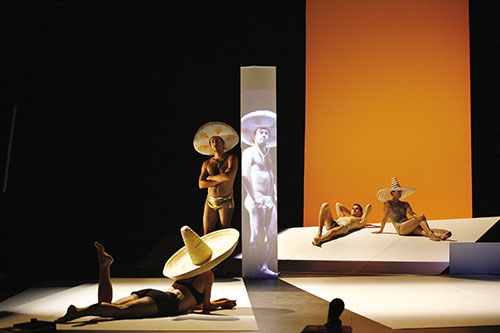 Sombreros, vue générale du spectacle avec projection cadrée de l’image en live sur un élément de décor - Photo © Laurent Philippe
