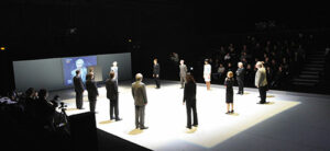 Stuff Happens de David Hare, mise en scène de Bruno Freyssinetet William Nadylam, vue générale du plateau - Photo © Théâtre des Amandiers