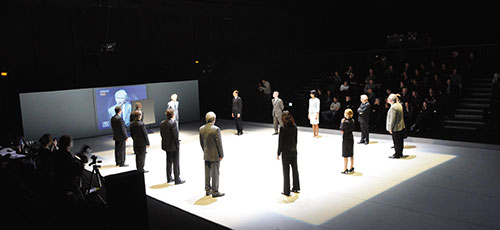 Stuff Happens de David Hare, mise en scène de Bruno Freyssinetet William Nadylam, vue générale du plateau - Photo © Théâtre des Amandiers