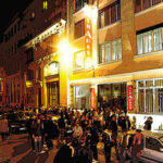 Façade nocturne, sortie du public after show