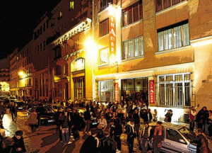 Façade nocturne, sortie du public after show