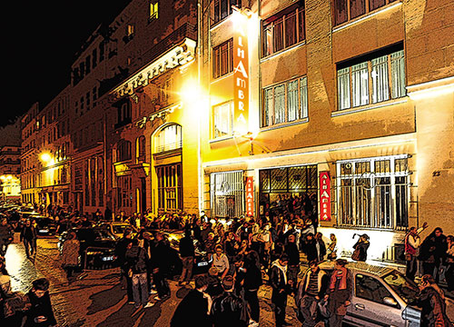 Façade nocturne, sortie du public after show