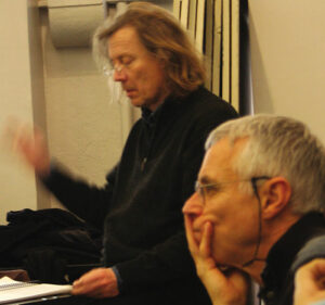 Joël Jouanneau, metteur en scène, au premier plan et Philippe Nahon, directeur musical et à la tête de l’ensemble instrumental Ars Nova - Photo © Stéphane Goni