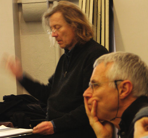 Joël Jouanneau, metteur en scène, au premier plan et Philippe Nahon, directeur musical et à la tête de l’ensemble instrumental Ars Nova - Photo © Stéphane Goni