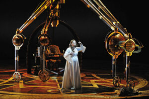 Émilie du Châtelet à l’Opéra de Lyon avec Kaija Saariaho dans le rôle d’Émilie - Photo © J.-P. Maurin