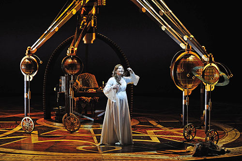 Émilie du Châtelet à l’Opéra de Lyon avec Kaija Saariaho dans le rôle d’Émilie - Photo © J.-P. Maurin