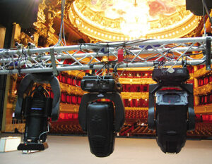 Vue de projecteurs asservis sur le plateau de l’Opéra Garnier - Photo © Philippe Warrand