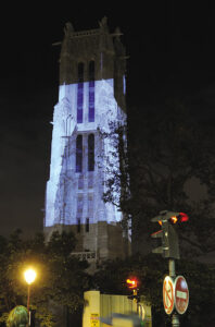 La façade de la Tour Saint-Jacques recevait sa propre image, filmée de jour au milieu d’un ciel en nuage par Gu Dexin - Photo © Mairie de Paris - Sophie Robichon