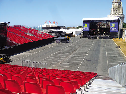 Vue générale de la grande scène Saint-Jean-d’Acre et des gradins - Photo © Géraldine Mercier