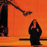 Susanna en prière et le bras-robot - Photo © Nicole Marianna Wytyczak