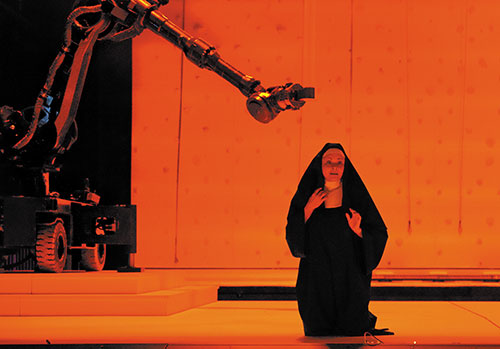 Susanna en prière et le bras-robot - Photo © Nicole Marianna Wytyczak