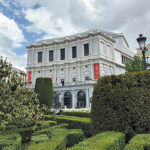 Le Teatro Real est situé face aux jardins du Palais royal de Madrid