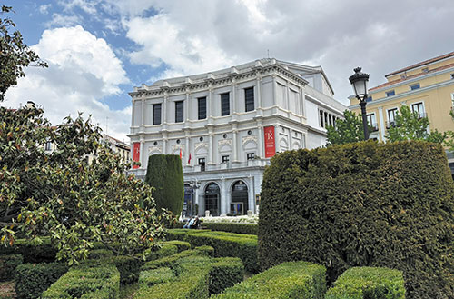 Le Teatro Real est situé face aux jardins du Palais royal de Madrid